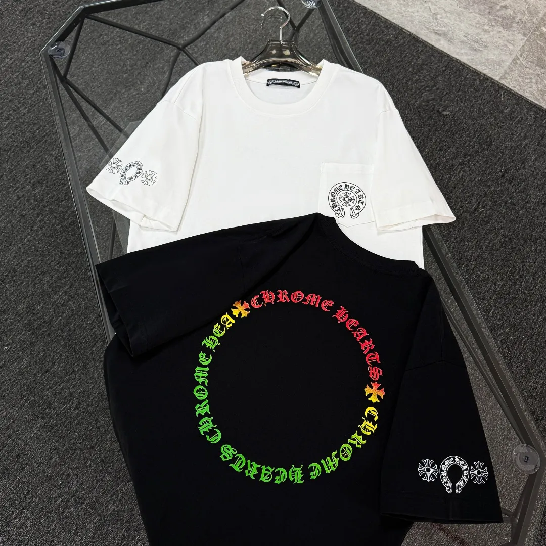 P170 Chrome Hearts Chrome Hearts 25 high version. The fabric is made of 300g high-density pure cotton. It does not deform or shrink. It has three labels. It is the same style for men and women. Technology: Gradient digital printing. Color: White. Black. SIZE: S-XL.